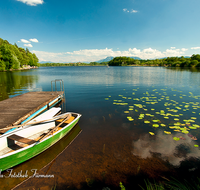 fileadmin/roha/images_galerie/orte_landschaft/Abtsdorf-Abtsdorfer-See/ABTS-SEE-BOOT-0001-1-D-roha-Abstdorfer-See-Steg-Fischer-Boot-Wasser-Ufer-Steg.png