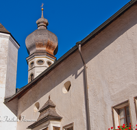 fileadmin/roha/images_galerie/architektur-Haeuser/AN-HOE-KLOST-0064-D-roha-Anger-Hoeglworth-Kloster-Innenhof.png