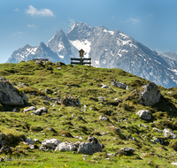 fileadmin/roha/images_galerie/orte_landschaft/Berchtesgaden/Ramsau/BGD-RA-MORDAU-0006-D-roha-Berchtesgaden-Ramsau-Mordau-Alm-Gipfelkreuz-Bank.png