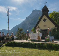 fileadmin/roha/images_galerie/brauchtum/Tracht/BR-ALMM-STEIN-ALM-1103-01-D-roha-Brauchtum-Almmesse-Piding-Steineralm-Kapelle-Hochstaufen.png