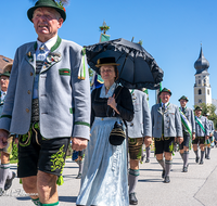 fileadmin/roha/images_galerie/orte_landschaft/Ainring/Trachtenfest/BR-FEST-FELDK-TRACH-2019-08-18-1136-09-D-roha-Brauchtum-Fest-Feldkirchen-Trachtenverein-Ainring-Festzug.png