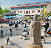 fileadmin/roha/images_galerie/brauchtum/Maibaum/Teisendorf/BR-MAIB-TEI-TANZ-0046-D-roha-Brauchtum-Maibaum-Teisendorf-Bandl-Tanz-Tracht-Marktplatz-hl-Rupert.png