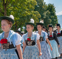 fileadmin/roha/images_galerie/orte_landschaft/Anger/Anger-Trachten-Musik-Fest/BR-TRACH-TEI-VER-ANG-2018-1231-03-D-roha-D-roha-Brauchtum-Tracht-Teisendorf-Anger-Festzug.png