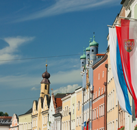 fileadmin/roha/images_galerie/orte_landschaft/Burghausen/BURGH-STADT-0004-5-D-roha-Burghausen-Altstadt-Fassade-Stadtplatz.png