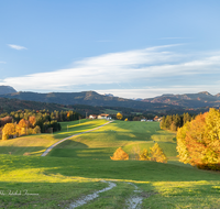 fileadmin/roha/images_galerie/Hintergrund-Download/1280x1024/LANDS-NEUK-CHIE-0001-D-roha-Landschaft-Neukirchen-Chiemgau-Berge-Herbst.png