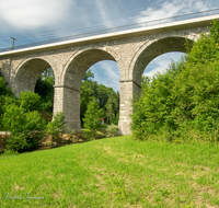 fileadmin/roha/images_galerie/orte_landschaft/Teisendorf/IN-LANDS-Teisendorf/TECHN-EISENB-TEI-0022-09-D-roha-Technik-Eisenbahn-Zug-Bahnlinie-Viadukt-Teisendorf.png