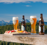 fileadmin/roha/images_galerie/orte_landschaft/Stoisser-Alm/Stoisser-Alm-kulinarisch/TEI-STO-GAS-0011-D-roha-Teisendorf-Stoisseralm-Brotzeit-Weissbier-Berge.png