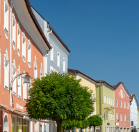 fileadmin/roha/images_galerie/orte_landschaft/Waging/WAG-0034-D-roha-Waging-am-See-Markt-Platz-Fassade.png