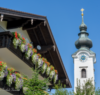 fileadmin/roha/images_galerie/orte_landschaft/Ainring/AINR-UL-0032-D-roha-Ainring-Ulrichshoegl-Kirche-Blumenschmuck.png