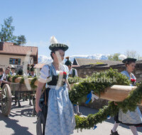 fileadmin/roha/images_galerie/brauchtum/Maibaum/Piding-Johannishoegl/BR-MAIB-PID-2017-1303-07-D-roha-Brauchtum-Maibaum-Piding-Trachtendirndl.jpg