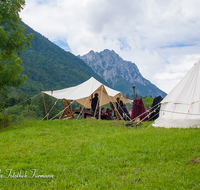 fileadmin/roha/images_galerie/brauchtum/Ritter-Mittelalter/BR-MITTELALT-PID-0002-1-D-roha-Brauchtum-Mittelalterfest-Piding-Schloss-Staufeneck-Zelt-Hochstaufen.png