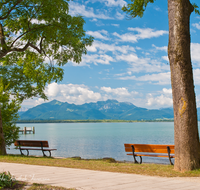 fileadmin/roha/images_galerie/orte_landschaft/Chiemsee/CHIE-CHIEM-STRA-0001-D-roha-Chiemsee-Chieming-Strand-Bank-Berge-Kampenwand.png