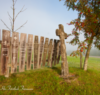 fileadmin/roha/images_galerie/kirche_religion/Teisendorf/Freidling-Berg-Stoisseralm/KKKM-TEIS-BERG-FR-0047-D-roha-Suehnekreuz-Totenbretter-Teisendorf-Freidling-Herbst.png