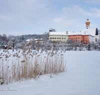 fileadmin/roha/images_galerie/orte_landschaft/Anger/Hoeglwoerth/AN-HOE-WIN-0037-5-D-roha-Anger-Hoeglwoerth-See-Winter-Schnee.png