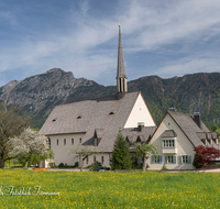 fileadmin/roha/images_galerie/orte_landschaft/Bayerisch-Gmain/BAD-REI-BAYER-0004-01-D-roha-Bad-Reichenhall-Bayerisch-Gmain-Fruehling-Kirche-Blumenwiese-Hochstaufen.png