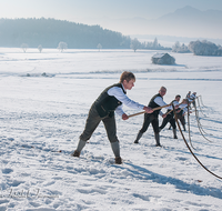 fileadmin/roha/images_galerie/brauchtum/Schnalzen/Schnalzen-Haarmoos/BR-SCHNA-HAARM-EICH-1040-01-D-roha-Brauchtum-Aper-Schnalzen-Haarmoos-Eichet-Schnee-Winter.png