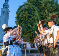 fileadmin/roha/images_galerie/brauchtum/Tracht/Trachtenverein_Anger/BR-TRACH-ANG-20190908-2052-02-D-roha-Brauchtum-Tracht-Anger-Hoeglwoerth-Kronentanz.png