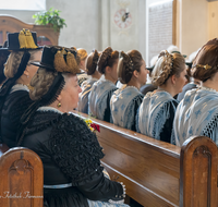 fileadmin/roha/images_galerie/brauchtum/Tracht/Trachtenverein_Teisendorf/BR-TRACH-KIRCHE-0001-10-D-roha-Brauchtum-Tracht-Kirche-Teisendorf.png