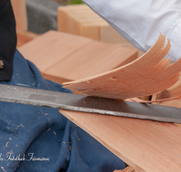 fileadmin/roha/images_galerie/arbeit_technik/Handwerk/HAN-SCHINDLM-0004-D-roha-Handwerk-Schindelmacher-Holz-Reifmesser.png