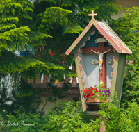 fileadmin/roha/images_galerie/kirche_religion/Inzell/KKKM-INZ-0004-D-roha-Wegkreuz-Inzell-Balkon-Blumenschmuck.png