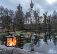 fileadmin/roha/images_galerie/brauchtum/Weihnachten-Laternenzauber-Anger/BR-WEIH-HOE-LA-2018-12-21-1635-D-roha-Brauchtum-Weihnachten-Hoeglwoerth-Anger-Laternenzauber-Steg.png