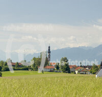 fileadmin/roha/images_galerie/orte_landschaft/Kirchanschoering/KIRCH-KIRCHST-0007-D-roha-Kirchanschoering-Kirchstein-Kirche-Bergpanorama_Kopie.jpg