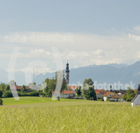 fileadmin/roha/images_galerie/orte_landschaft/Kirchanschoering/KIRCH-KIRCHST-0007-D-roha-Kirchanschoering-Kirchstein-Kirche-Bergpanorama_Kopie.jpg