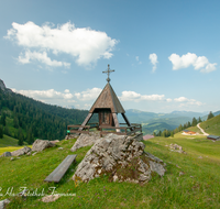 fileadmin/roha/images_galerie/orte_landschaft/Lofer-Kirchental-Wildenthal-Unken/KKKM-UNK-HOCHA-0003-D-roha-Wegkreuz-Unken-Hochalm-Heutal-Heiliger-Rupertus.png