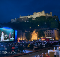 fileadmin/roha/images_galerie/orte_landschaft/Salzburg/Residenz-Kapitel-Mozartplatz/SA-KU-FESTSP-0010-D-M-roha-Salzburg-Festspiele-Siemens-Kapitelplatz-Leinwand-Festung.png