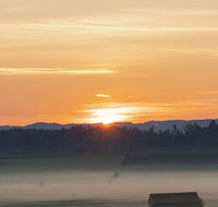 fileadmin/roha/images_galerie/Hintergrund-Download/1920x1080_-_Handy/SO-AU-HAARM-0015-04-D-roha-Sonne-Sonnenaufgang-Haarmoos-Nebel.jpg