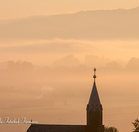 fileadmin/roha/images_galerie/stimmung-Sonne/STIM-VACH-0001-D-roha-Stimmung-Vachenlueg-Anger-Sonnenaufgang-Kirche.png