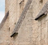 fileadmin/roha/images_galerie/orte_landschaft/Tittmoning/TITTM-BURG-0016-01-D-roha-Tittmoning-Burg-Mauer-Fenster-Schindeldach.png