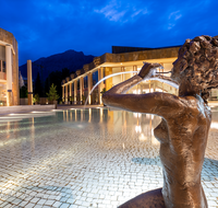 fileadmin/roha/images_galerie/orte_landschaft/Bad_Reichenhall/BAD-REI-KURGAZE-0001-0-03-D-roha-Bad-Reichenhall-Kurgastzentrum-Brunnen-Bronzefigur.png