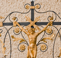 fileadmin/roha/images_galerie/kirche_religion/Teisendorf/KKKM-TEIS-KIR-0029-D-roha-Grabkreuz-Kirche-Teisendorf-Jesus-Schmiedeeisen.png