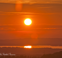 fileadmin/roha/images_galerie/orte_landschaft/Traunstein/SON-UN-CHIEM-0001-1-D-roha-Sonne-Untergang-Chiemsee-Hochberg-Traunstein.png