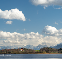 fileadmin/roha/images_galerie/orte_landschaft/Abtsdorf-Abtsdorfer-See/ABTS-0019-D-roha-Abtsdorf-See-Wasser-Kirche-Wolken-Alpen.png