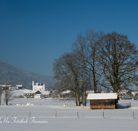 fileadmin/roha/images_galerie/orte_landschaft/Anger/Aufham/AUF-WI-0005-D-roha-Aufham-Anger-Winter-Schnee-Stadel.png