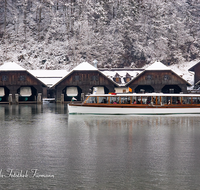 fileadmin/roha/images_galerie/orte_landschaft/Berchtesgaden/Koenigssee/BGD-KOE-SCHIFF-0001-0-0-1-D-roha-Berchtesgaden-Koenigssee-Schifffahrt-Bootshuette-Seelaende-Winter-Schnee.png