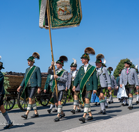 fileadmin/roha/images_galerie/orte_landschaft/Teisendorf/Neukirchen/Trachtenfest-Neukirchen-2019/BR-FEST-NEUK-TRACH-2019-08-11-1200-02-D-roha-Brauchtum-Fest-Neukirchen-Trachtenverein-Festzug.png