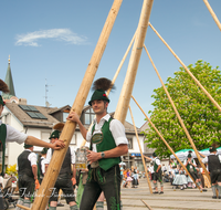 fileadmin/roha/images_galerie/brauchtum/Maibaum/Teisendorf/BR-MAIB-TEI-0033-D-roha-Brauchtum-Maibaum-Teisendorf-Marktplatz-Tracht-Bier.png