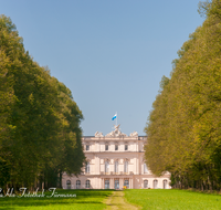 fileadmin/roha/images_galerie/orte_landschaft/Chiemsee/CHIE-HERR-0017-D-roha-Chiemsee-Herrenchiemsee-Allee-Schloss.png