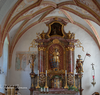 fileadmin/roha/images_galerie/kirche_religion/Piding/KKKM-PID-MAUTH-0007-D-roha-Kirche-Mauthausen-Piding-St-Laurentius-Kirchenschiff.png