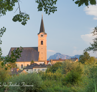 fileadmin/roha/images_galerie/orte_landschaft/Teisendorf/TEI-NORD-WEST-0042-D-roha-Teisendorf-Nord-West-Kirche-Hochstaufen-Sonnenuntergang.png