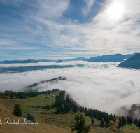 fileadmin/roha/images_galerie/orte_landschaft/Berchtesgaden/Rossfeld-Goell/BGD-ROSSF-AH-BUE-0005-D-roha-Berchtesgaden-Rossfeld-Ahornbuechsenkopf-Nebel-Panorama.png