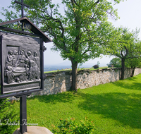 fileadmin/roha/images_galerie/kirche_religion/Ainring-Kreuzweg/KKKM-AINR-KR-14-0049-5-D-roha-Kreuzweg-Ainring-Ulrichshoegl-Friedhof-Mauer-Kuehe.png