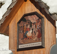 fileadmin/roha/images_galerie/kirche_religion/Berchtesgaden/Kunterweg-Rosenkranzweg/KKKM-BGD-RA-KU-0013-01-D-roha-Rosenkranzstation-Weg-Ramsau-Kunterweg-Berchtesgaden-Maria-Krippe.png