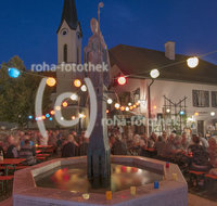 fileadmin/roha/images_galerie/orte_landschaft/Piding/Piding-Feste-Theater-usw/PID-LEU-BR-2104-01-D-roha-Piding-Leuchtbrunnenfest-Musikkapelle-Petersplatz-Rupertusbrunnen.jpg