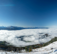 fileadmin/roha/images_galerie/orte_landschaft/Salzburg/Gaisberg-Flughafen-Wals/SA-GAISB-NEB-0053-D-P-roha-Salzburg-Gaisberg-Panorama-Nebel-Alpen-Hochstaufen.png