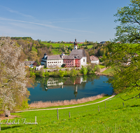 fileadmin/roha/images_galerie/orte_landschaft/Anger/Hoeglwoerth/AN-HOE-0035-D-roha-Anger-Hoeglwoerth-See-Kloster-Spiegelung.png