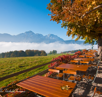 fileadmin/roha/images_galerie/orte_landschaft/Anger/Anger/Anger-Stimmung/AN-STROB-ALM-0003-D-roha-Anger-Strobl-Alm-Piding-Gastgarten-Herbst-Kastanie.png